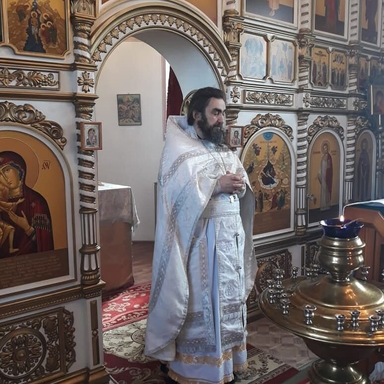 Настоятель иерей Димитрий Воронов за богослужением